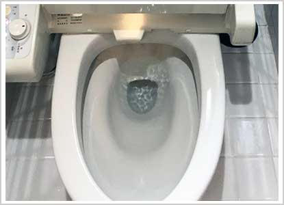トイレ便器に少量の水が流れる水漏れ